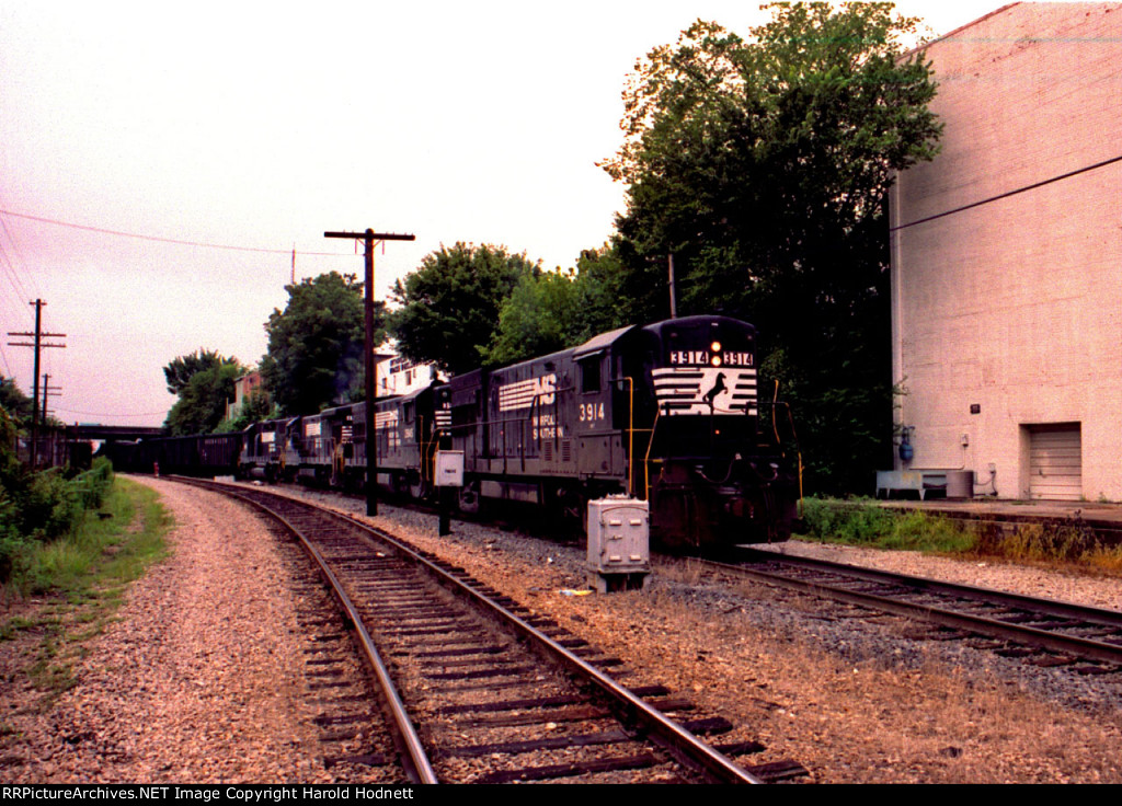 NS 3914 leads a coal train at Southern Junction